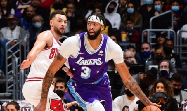 云开官网-憋屈到情绪失控！戴维斯遭疯狂包夹 湖人无力应对