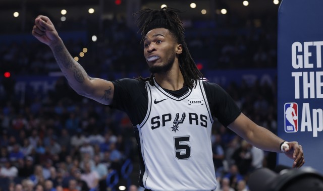 yunkai体育-今日马刺对阵热火 瓦塞尔出战成疑 卡斯尔&amp;鲍威尔&amp;维金斯可出战