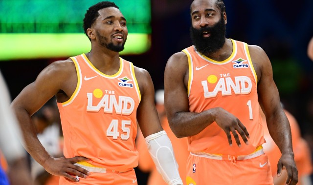 云开官网-各司其职！哈登和米切尔共同出战的比赛战绩为13胜5负